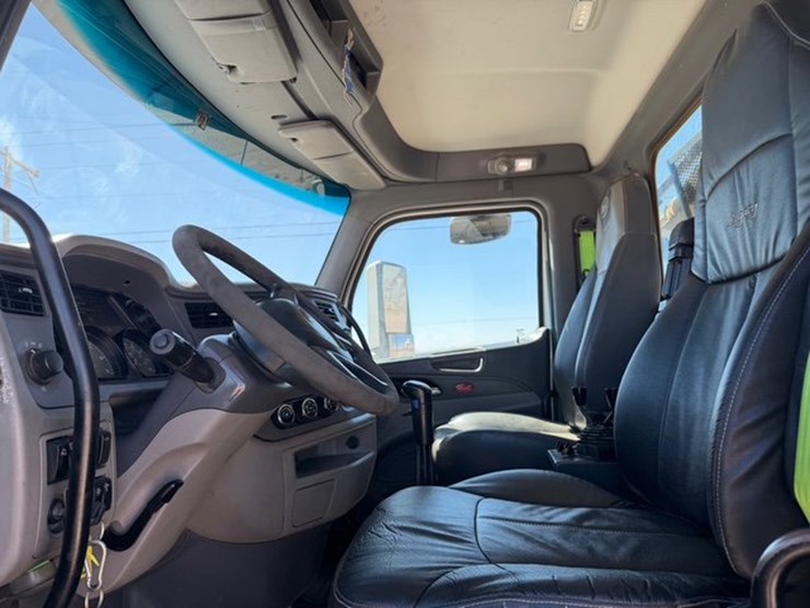 2016-peterbilt-567-image-11