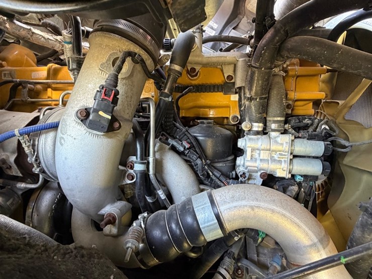 #31771-•-2015-caterpillar-tandem-axle-truck-tractor-image-15