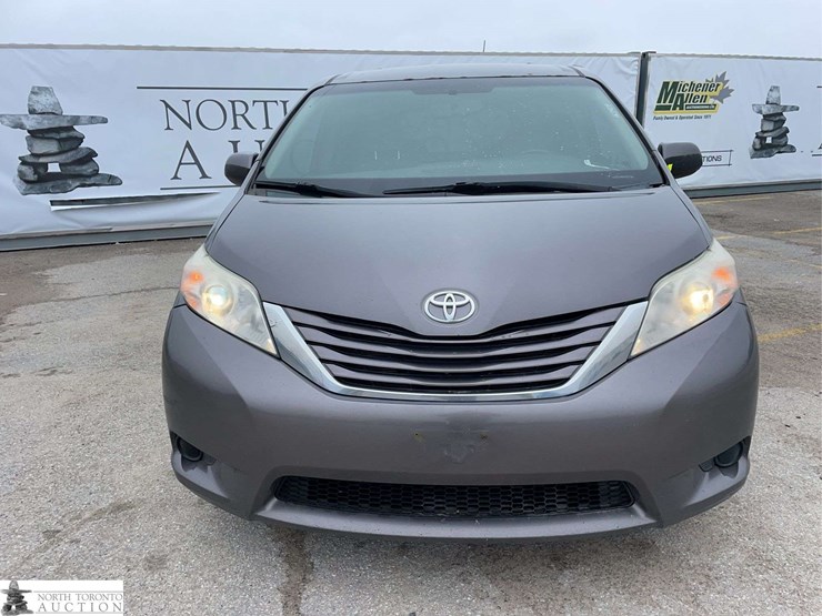 2015-toyota-sienna-image-2