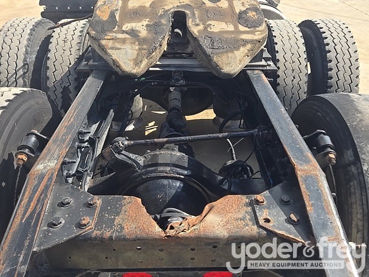 2014-freightliner-cascadia-113-image-37