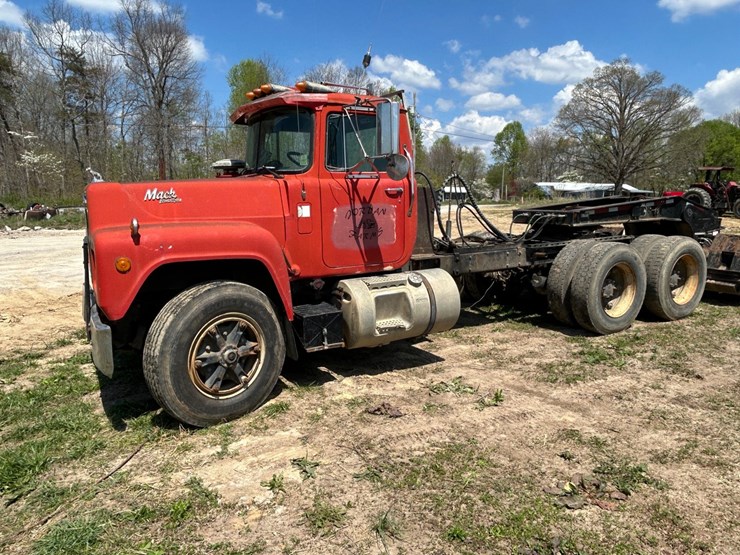 #31965-•-1989-mack-r688-tandem-axle-truck-tractor-image-2