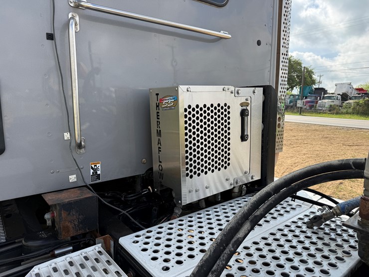 2020-kenworth-t880-image-15