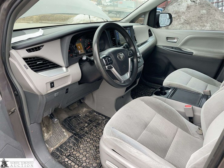 2015-toyota-sienna-image-11