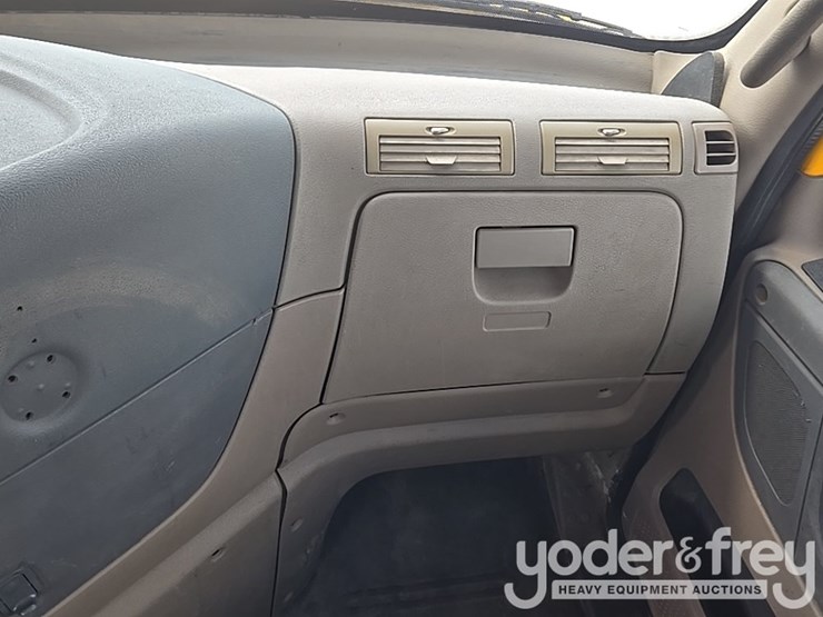 2012-freightliner-cascadia-125-image-94