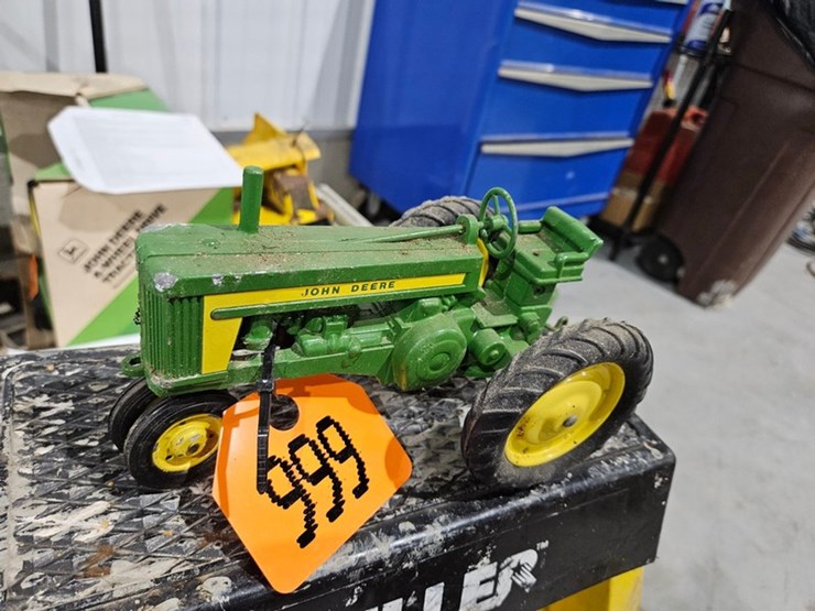 #999-•-john-deere-1/16-die-cast-toy-tractor-image-1