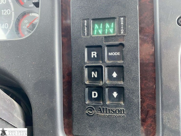 2011-freightliner-m2-106-image-10