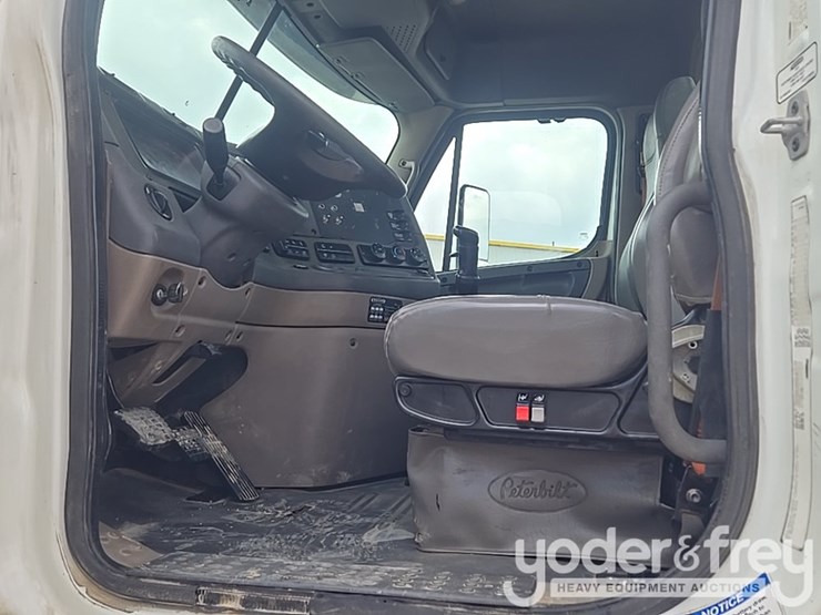 2011-freightliner-cascadia-125-image-75