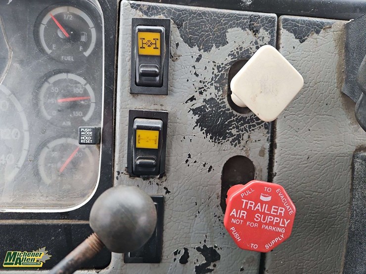 2004-freightliner-fl80-image-33