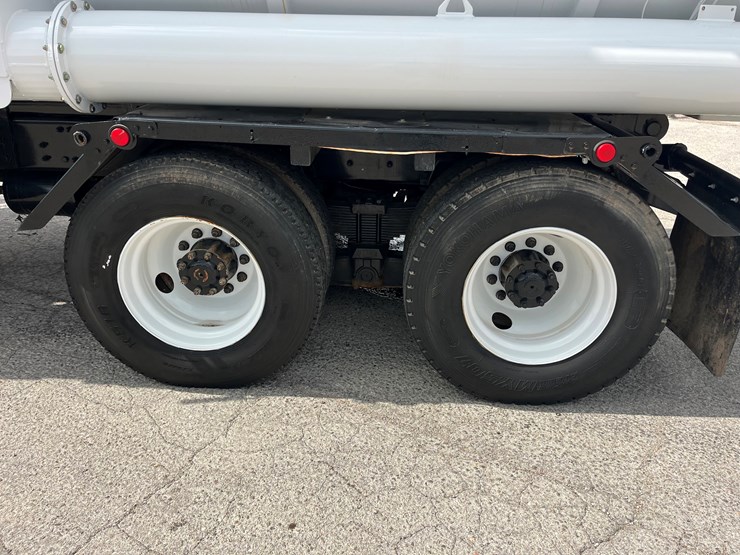 2005-sterling-lt9500-image-14