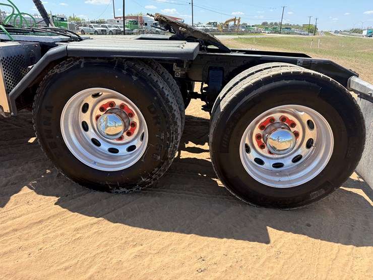 2020-peterbilt-367-image-15