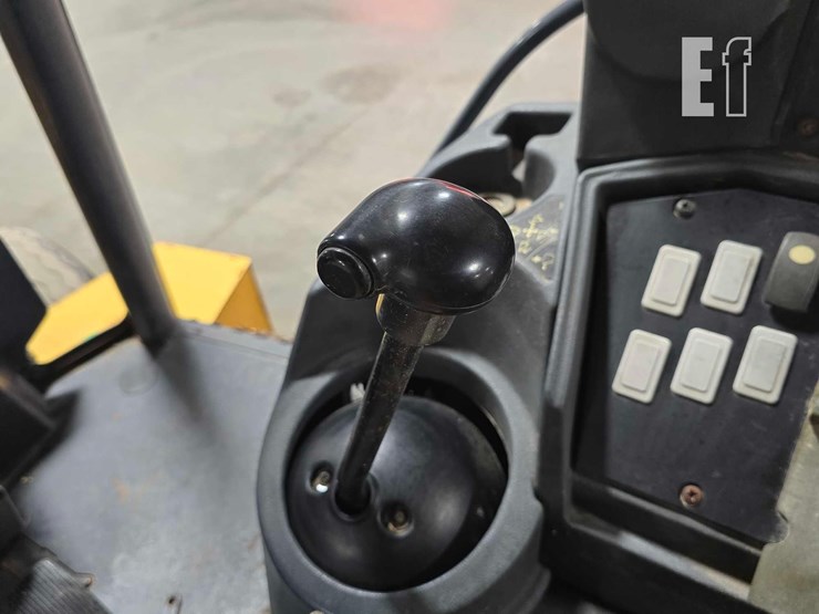 2011-deere-310j-image-22