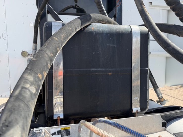 2009-peterbilt-388-image-13