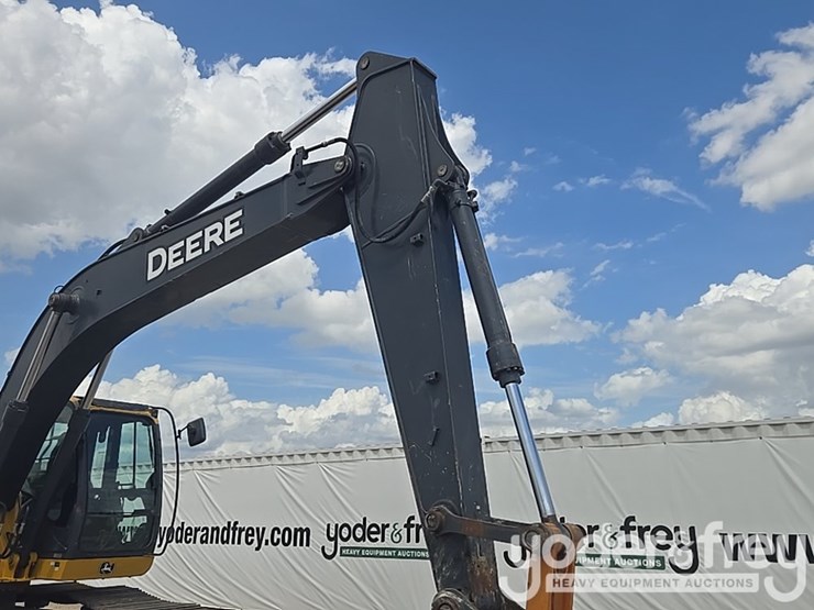 2017-deere-210g-lc-image-33