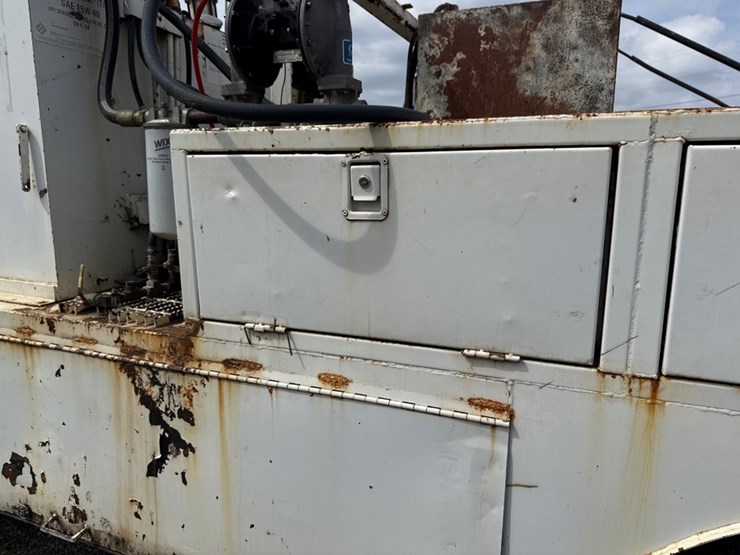 #31721-•-1989-mack-r690t-single-axle-fuel-truck-image-19