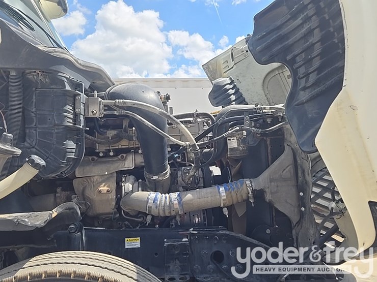 2011-freightliner-cascadia-125-image-63