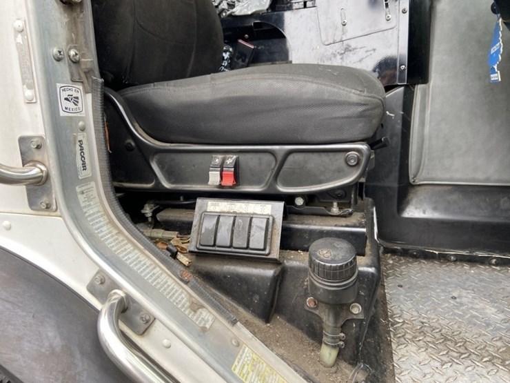 2014-peterbilt-320-image-23