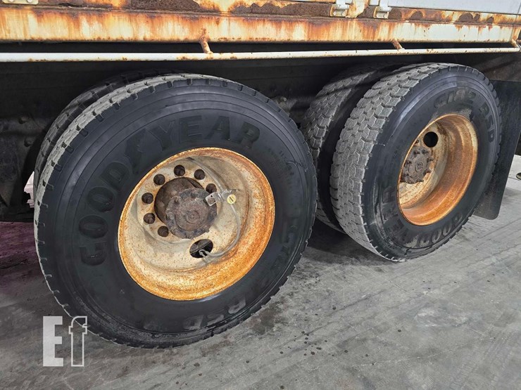 2012-freightliner-m2-106-image-36