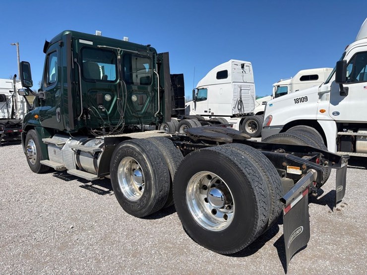 #31953-•-2013-freightliner-tandem-axle-truck-tractor-image-4