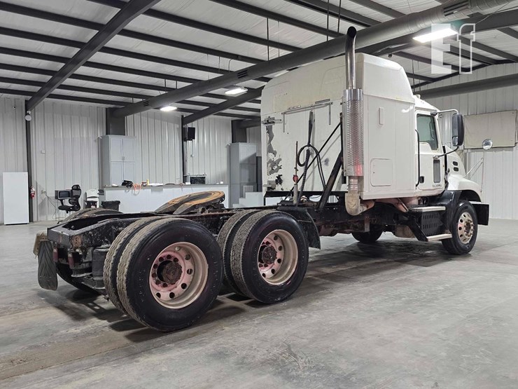 2010-mack-pinnacle-cxu613-image-3