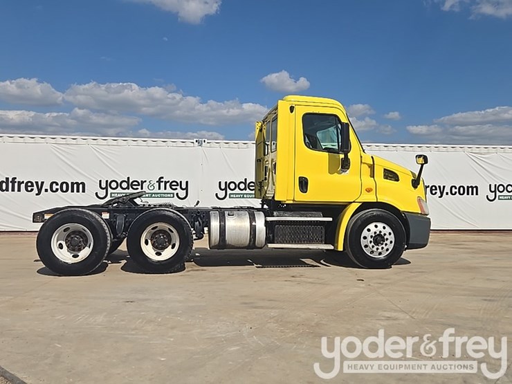 2014-freightliner-cascadia-113-image-6