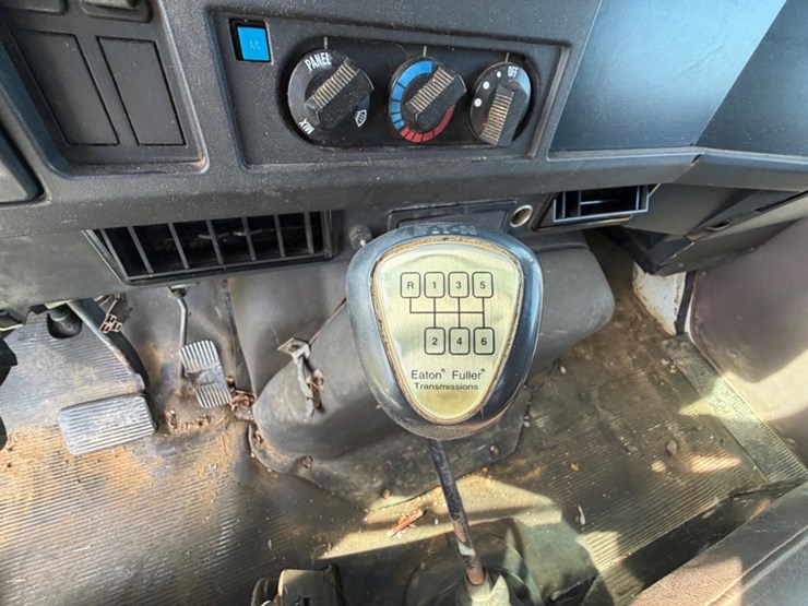 1997-international-4700-image-18