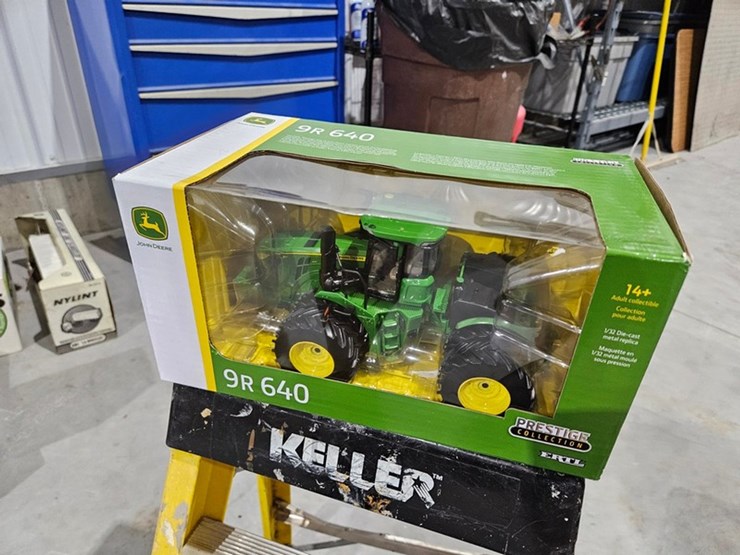 #1004-•-john-deere-9r-640-1/32-die-cast-toy-tractor-image-6