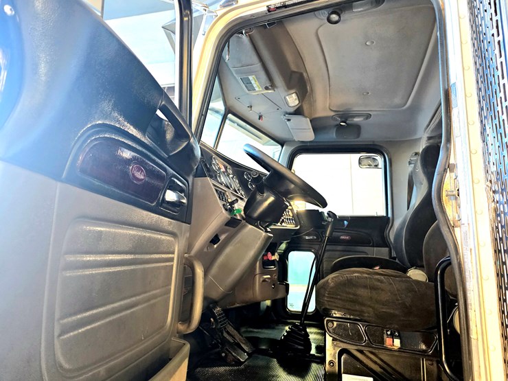 2012-peterbilt-388-image-10