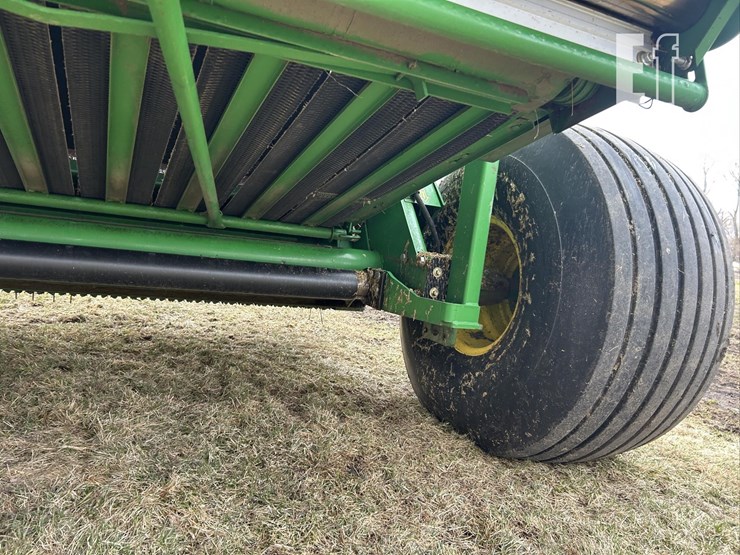 2011-john-deere-568-image-40