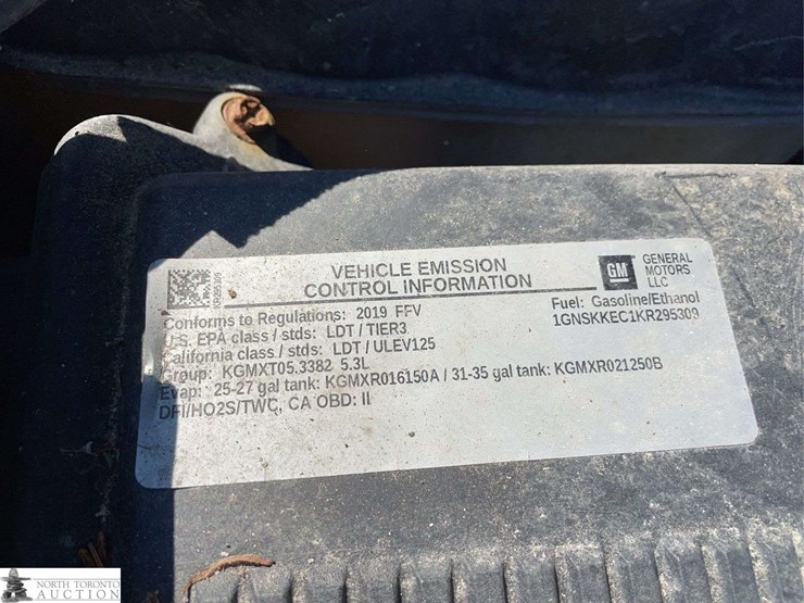 2019-chevrolet-suburban-image-21