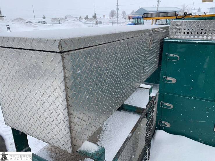 2011-freightliner-m2-106-image-30