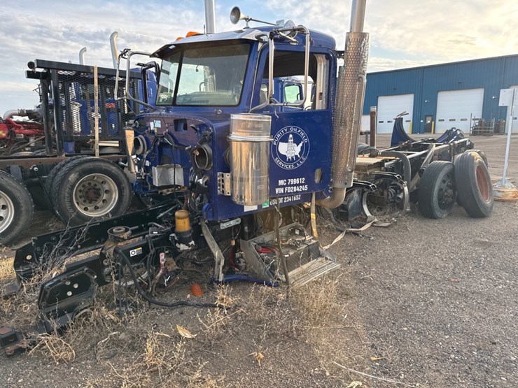 2015-peterbilt-389-image-1