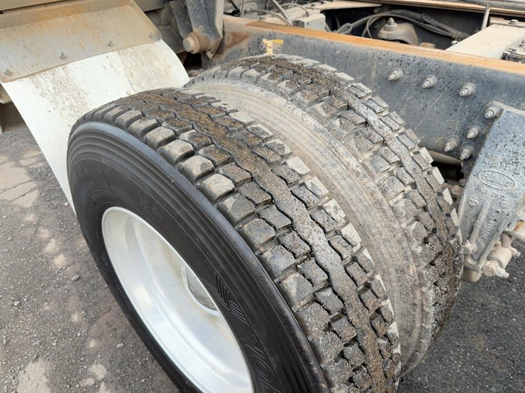 2015-peterbilt-567-image-23