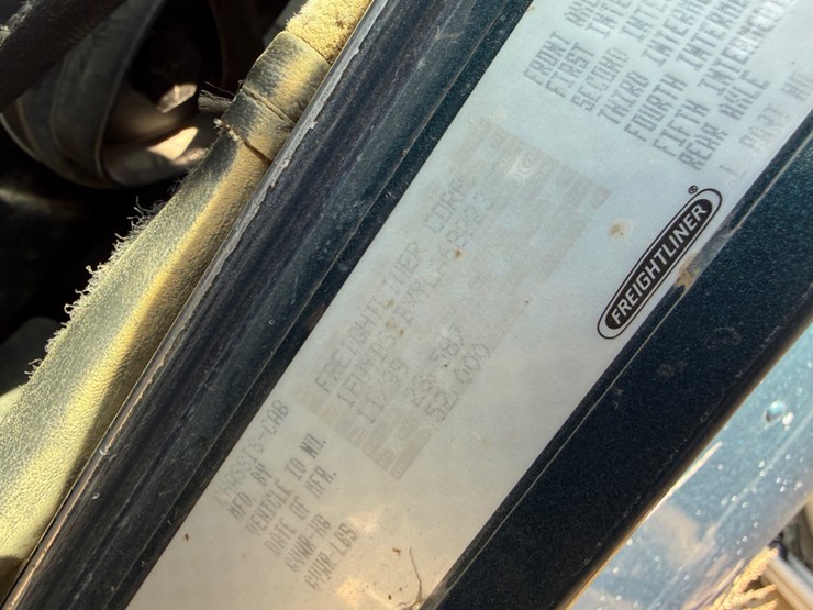 2000-freightliner-fld120-image-10