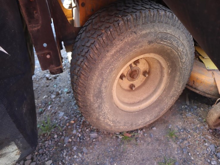 cub-cadet-riding-tractor-image-8