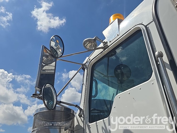 2014-kenworth-t880-image-107