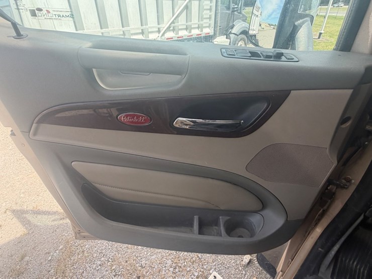 2019-peterbilt-567-image-46