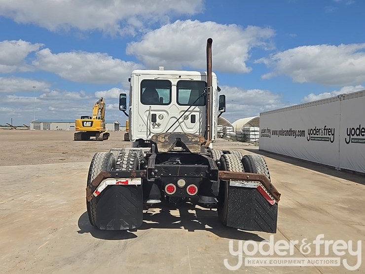 2011-freightliner-cascadia-125-image-4