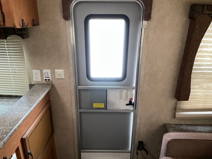 #201-•-2014-palomino-puma-253-fbs-27'-fifth-wheel-camper-(has-wi-title)-image-96