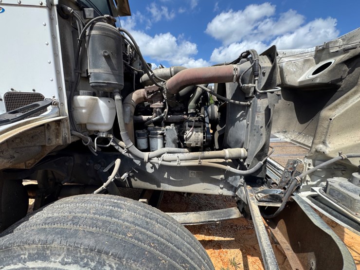 2003-peterbilt-330-image-10