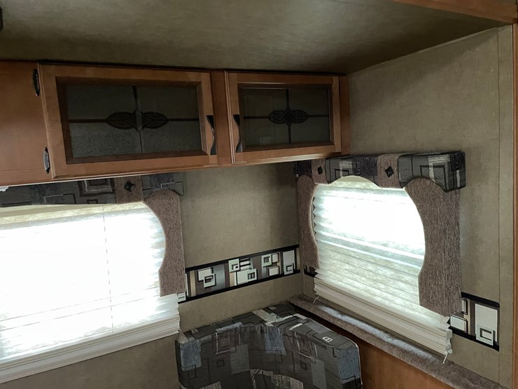 #201-•-2014-palomino-puma-253-fbs-27'-fifth-wheel-camper-(has-wi-title)-image-86