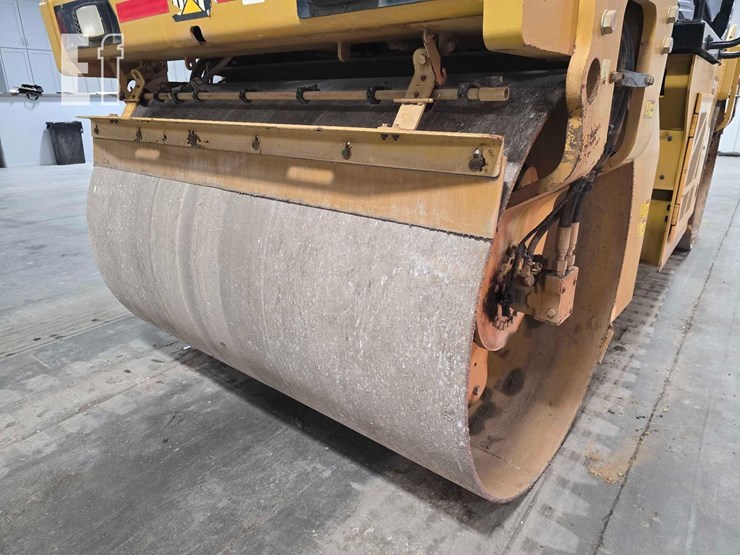 2017-caterpillar-cb10-image-12