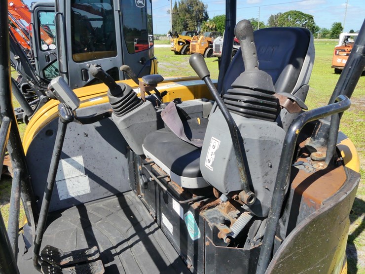 2015-caterpillar-303-image-12