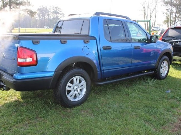 2010-ford-explorer-xlt-image-2