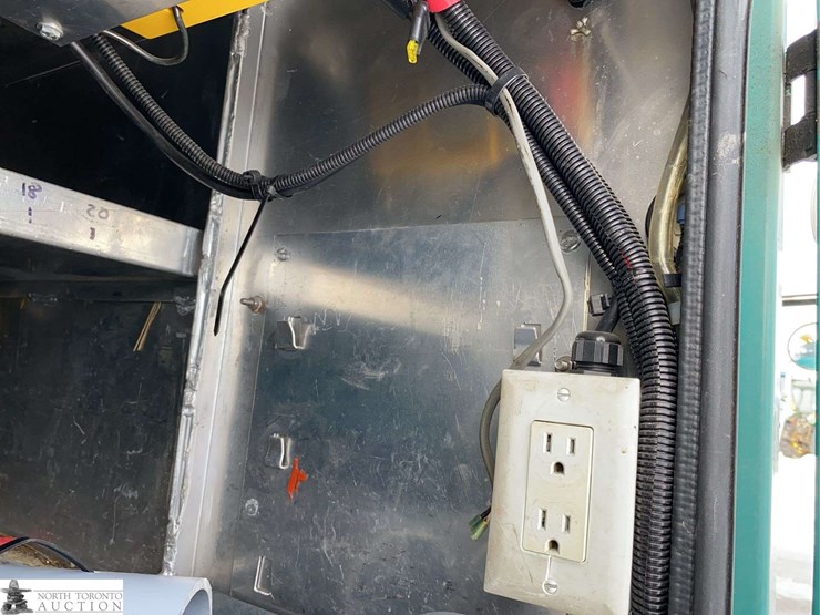 2010-freightliner-m2-106-image-46