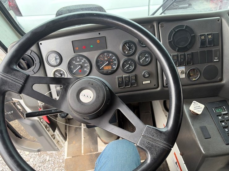 #31716-•-2009-crane-carrier-sanitation-truck-image-9