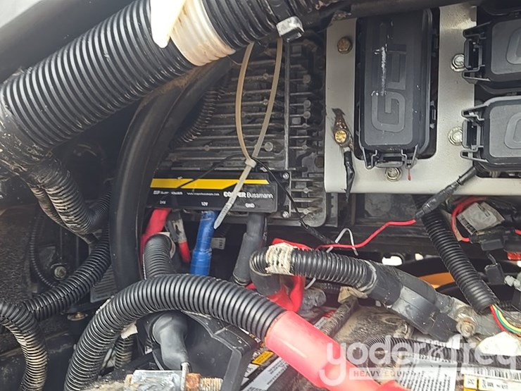 2016-case-750m-image-63