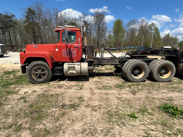 #31965-•-1989-mack-r688-tandem-axle-truck-tractor-image-3