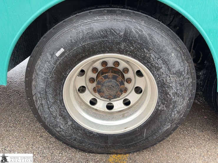 2011-freightliner-m2-106-image-38