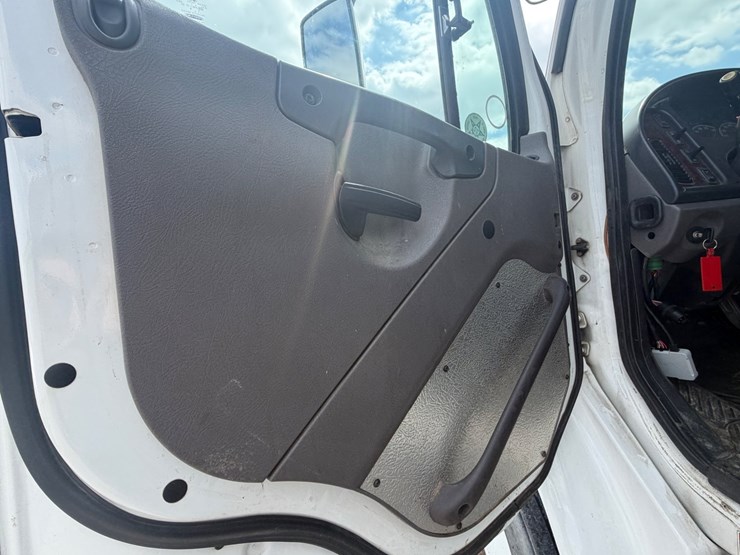 2020-freightliner-m2-106-image-23