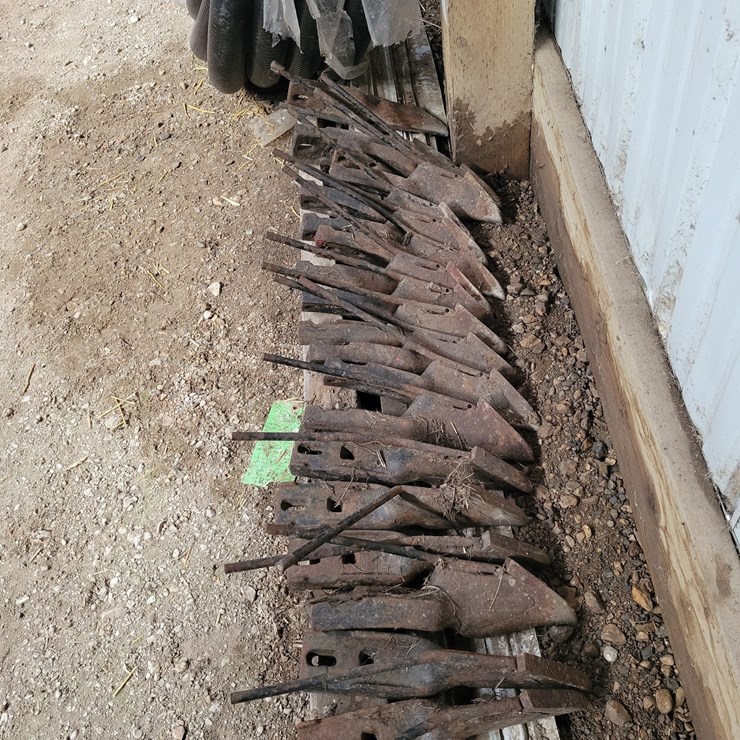 Lot 18. 18 anhydrous knives, lightly used